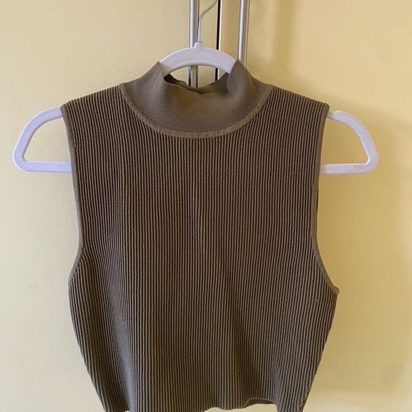 Aritiza Babalon green sculpt high neck tank - L - Picture 2 of 3